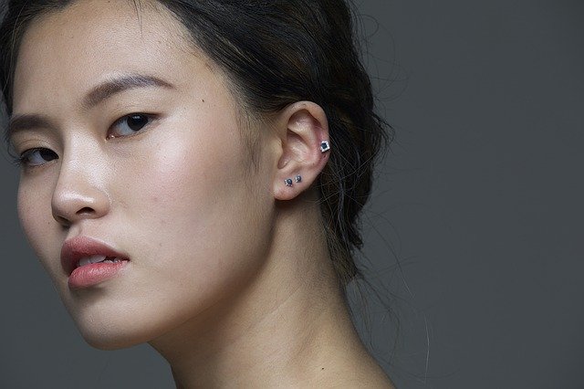 Jak samemu przekłuć uszy? Czy można bezpiecznie przekłuć sobie uszy w warunkach domowych?
